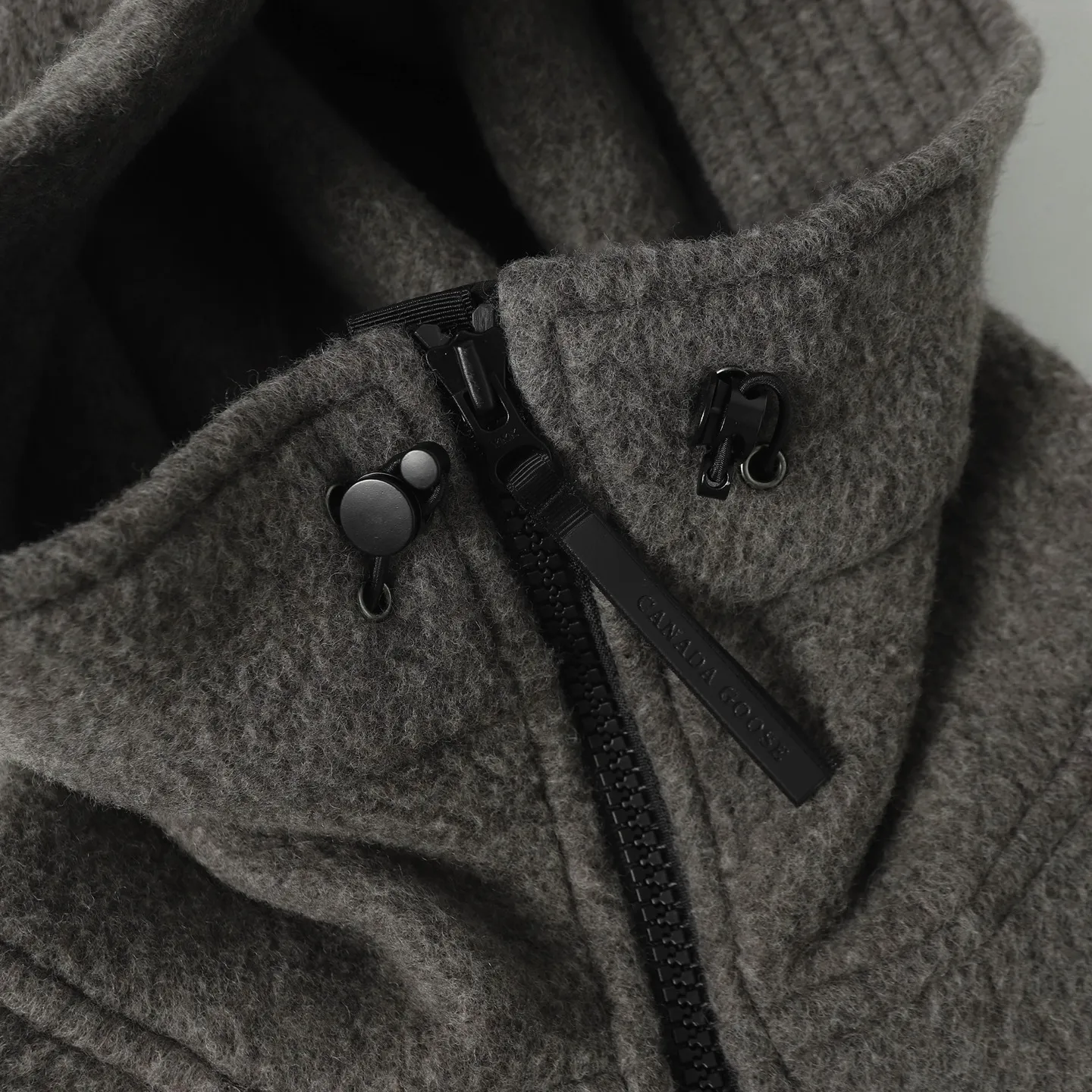 P620 Canada Goose/ Chilliwa series cashmere bomber jacket, exclusive customized wool fabric, containing 60% wool content! Super lightweight, soft and warm! The high-tech breathable space cotton liner makes the entire shape very stiff and soft, comfortable and lightweight at the same time. Breathable, soft, non-stuffy, lightweight, stylish, and non-deformable. The iconic double-stripe reflective strips are designed on the back of the collar and splicing. No detail is missed. The front placket allows you to easily cope with seasonal changes and calmly resist bad weather. High-density badges. All threaded accessories are customized. Loose fit and adjustable drawstring. Not bloated at all. Quite fashionable. It can be said to be a very unique design. This year's must-have style is for men and women. Size: S-L